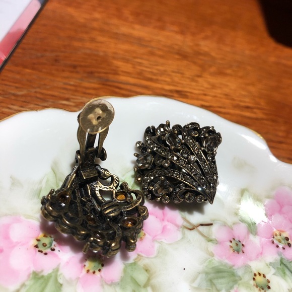 Heidi Daus Rhinestone and misty gray crystal clip on earrings, very secure. - Picture 5 of 8